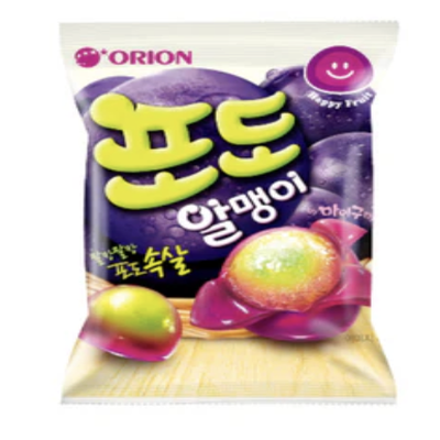 好丽友果芯软糖时令综合水果与巨峰葡萄口味包装展示。