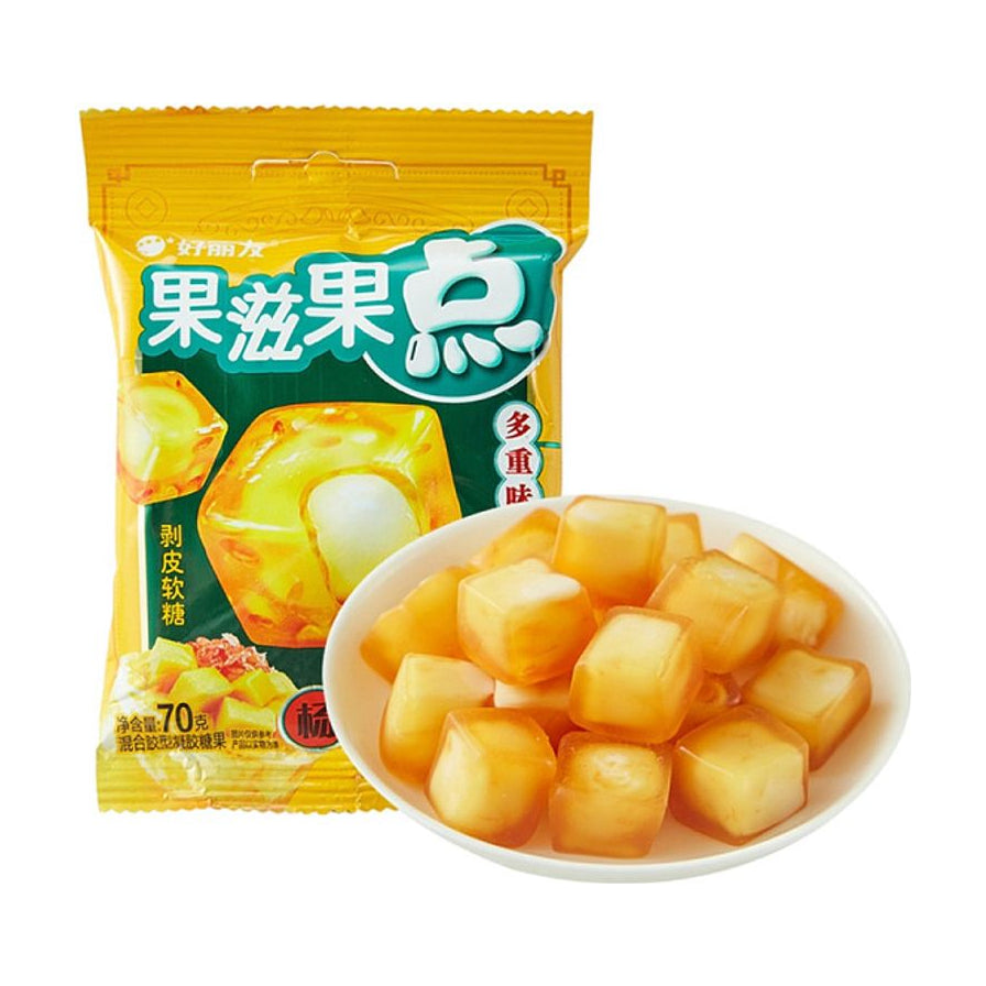 好丽友果滋果点软糖包装袋与盛放在白色小碟中的方形半透明软糖实物展示。