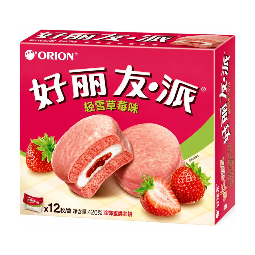好丽友轻雪草莓派420g大包装盒，展示粉色草莓味派皮、白色奶油夹心和草莓果酱，周围点缀新鲜草莓。