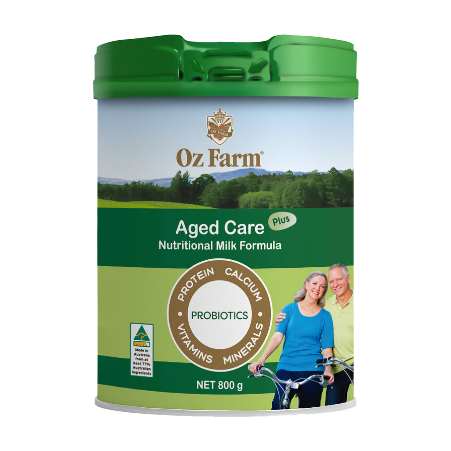 Oz Farm 中老年营养奶粉 800g 罐装正视图，包装印有 Aged Care Plus 字样及老年夫妇骑行图案