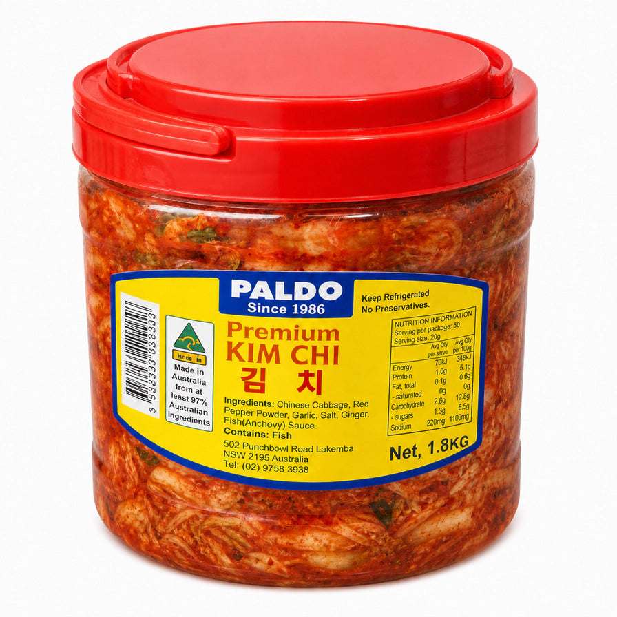 Paldo 品牌 1.8kg 大容量桶装辣泡菜，红色密封盖，透明桶身展示色泽红润的韩式辣白菜。