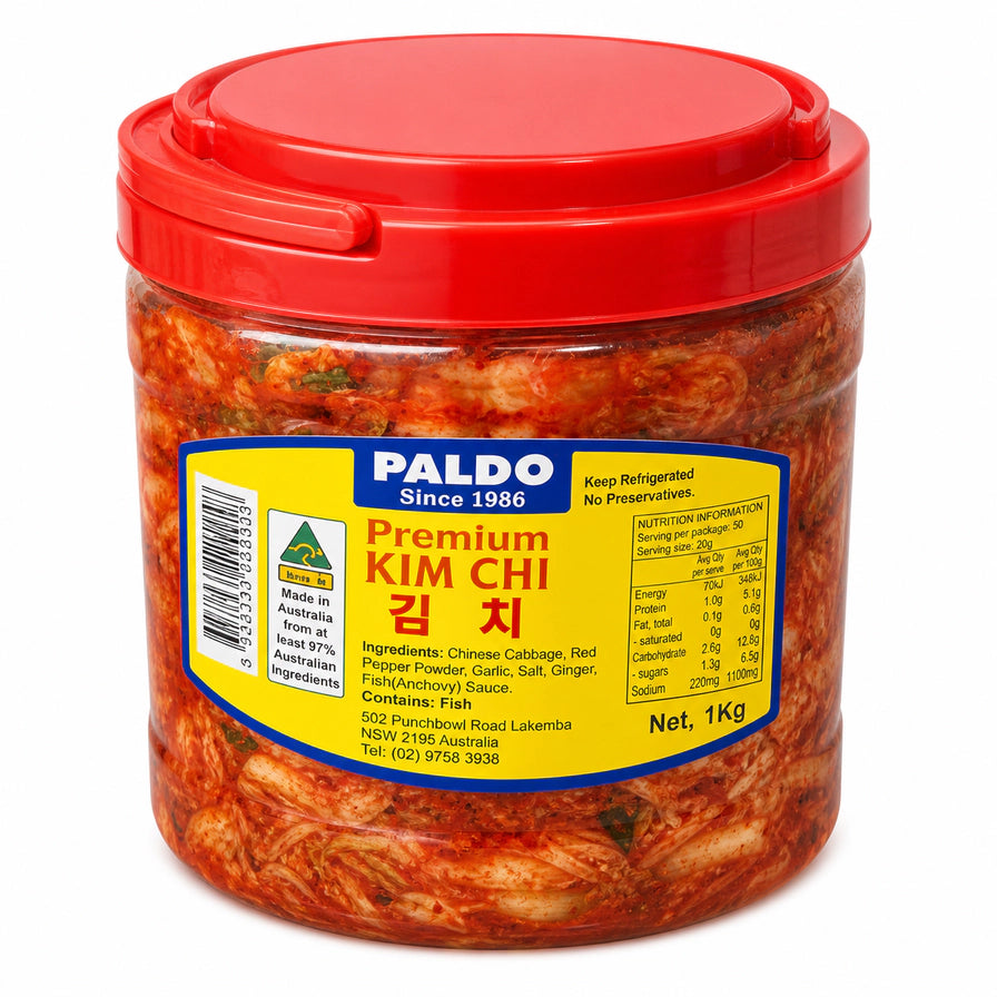 Paldo 品牌 1kg 桶装辣泡菜，红色盖子，黄色标签上标有 Net 1kg 规格，内部为正宗韩式辣白菜。