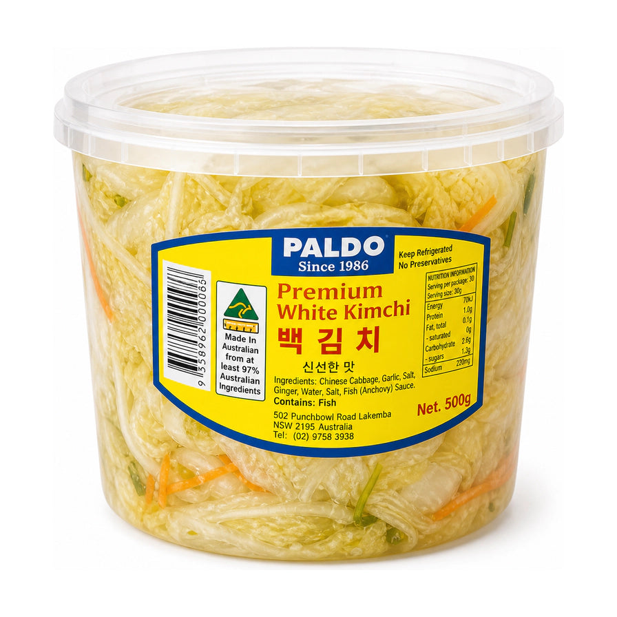 Paldo 品牌 500g 桶装白泡菜，透明塑料桶身可见内部浅色爽脆泡菜，黄色标签印有 Premium White Kimchi 字样。