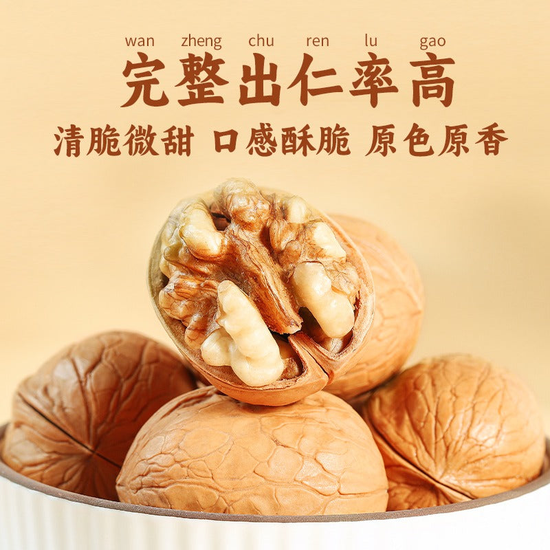 去壳后的纸皮核桃果仁特写，展示金黄饱满的纹理