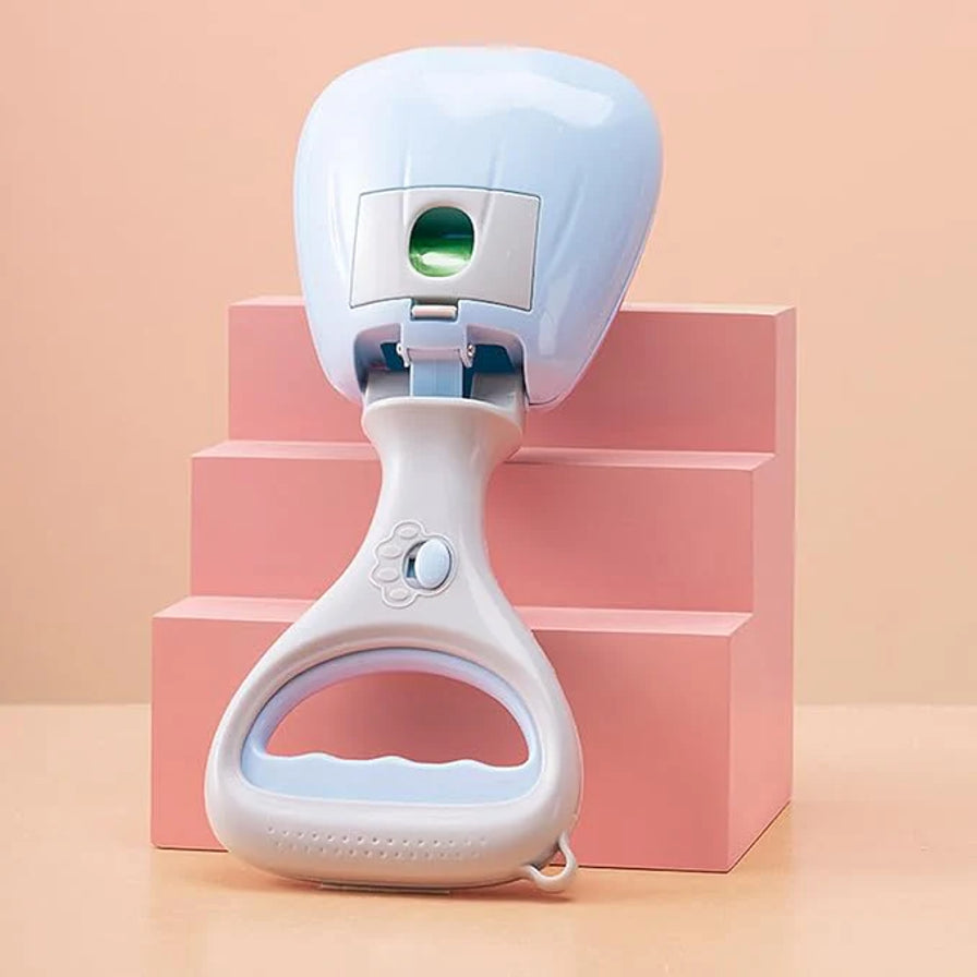 蓝白色宠物拾便器置于粉色台阶前的展示图，正面视角