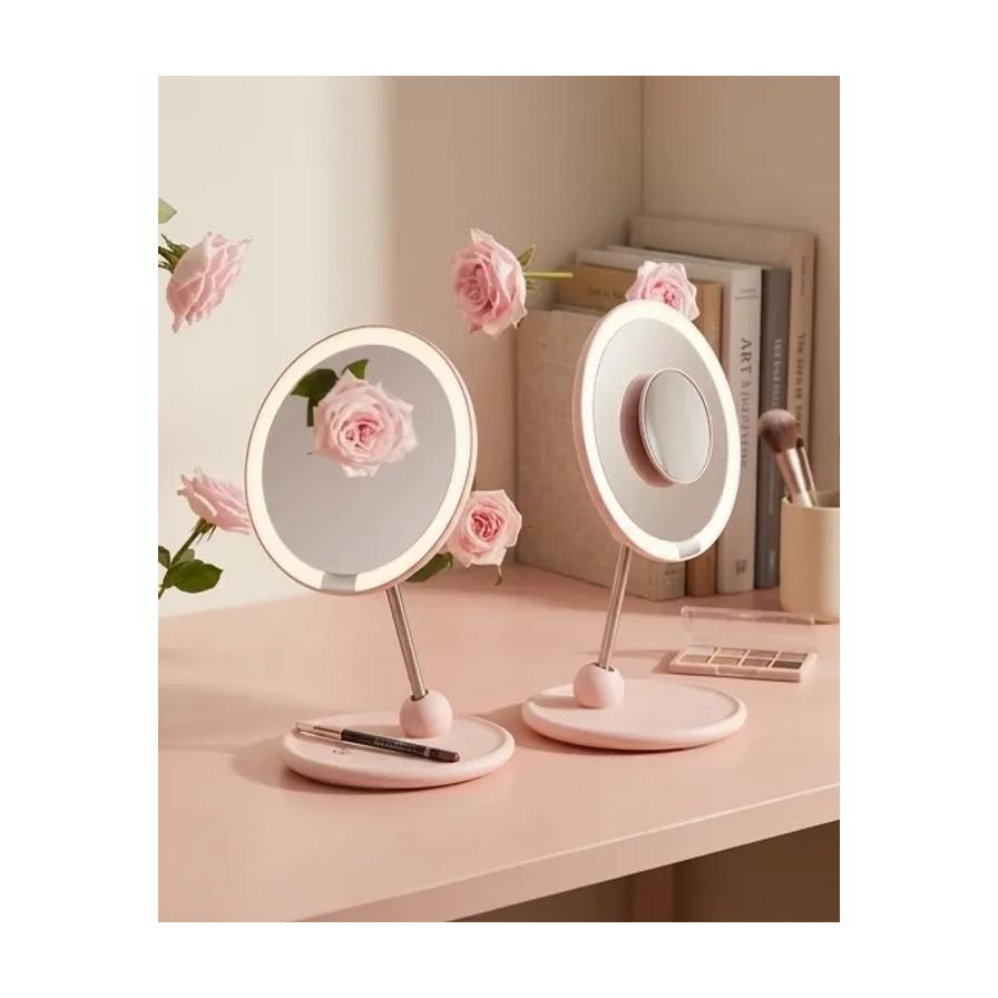 粉色桌面场景中的两面 LED 化妆镜，搭配玫瑰花与美妆工具的生活化展示。