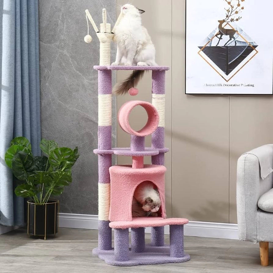粉紫拼色猫爬架放在客厅中，猫咪在顶部和树屋内活动