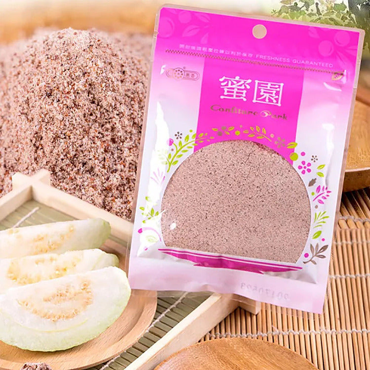 惠香甘梅粉撒在切块水果上的食用场景特写