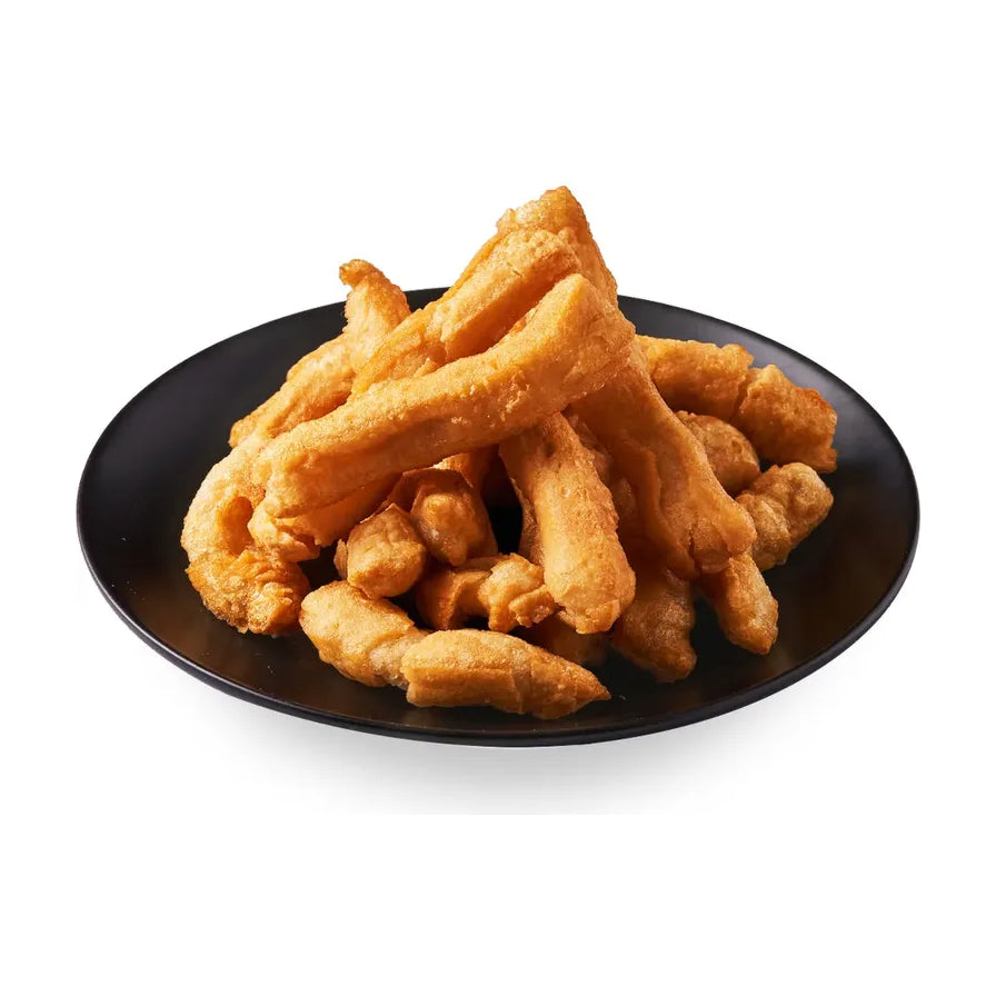 一盘金黄酥脆的甘梅地瓜条，盛放在黑色圆盘中，背景为纯白色。