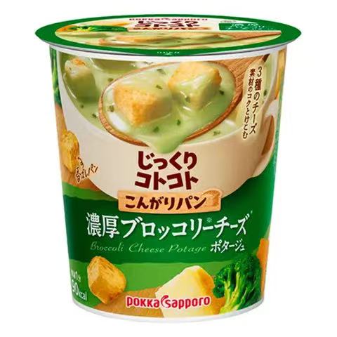 POKKA SAPPORO 菠菜面包浓汤杯，绿色蔬菜与面包丁搭配的特写