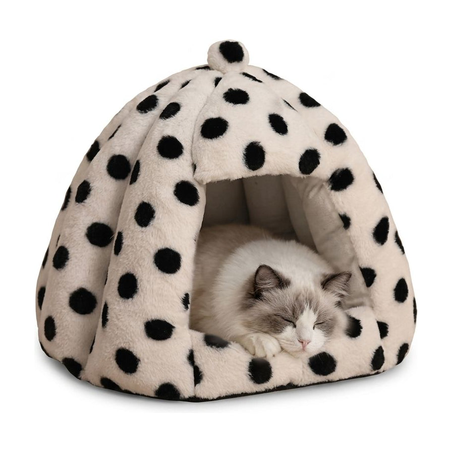 白色背景下的黑白斑点猫窝，一只布偶猫正在柔软的窝内睡觉。