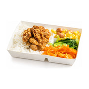 白色便当盒装的盐酥鸡便当，包含金黄酥脆的盐酥鸡块、白米饭、炒青菜、玉米粒和胡萝卜丝。
