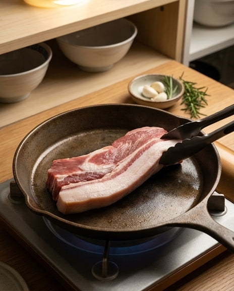 新鲜五花肉侧面特写，展示均匀的油脂纹理和肉质细节。