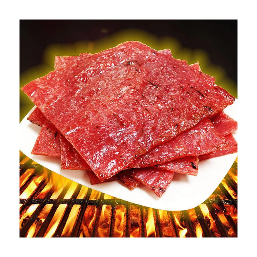白色盘子盛放的多片红色猪肉脯特写，背景为模糊的烧烤架火焰纹理，展示肉干油润光泽与纤维质感。