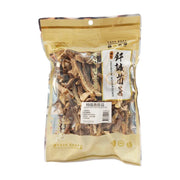 白色圆盘中整齐摆放的干鹿茸菇，背景为钎诚特级鹿茸菇80g透明包装袋，展示干货细节。