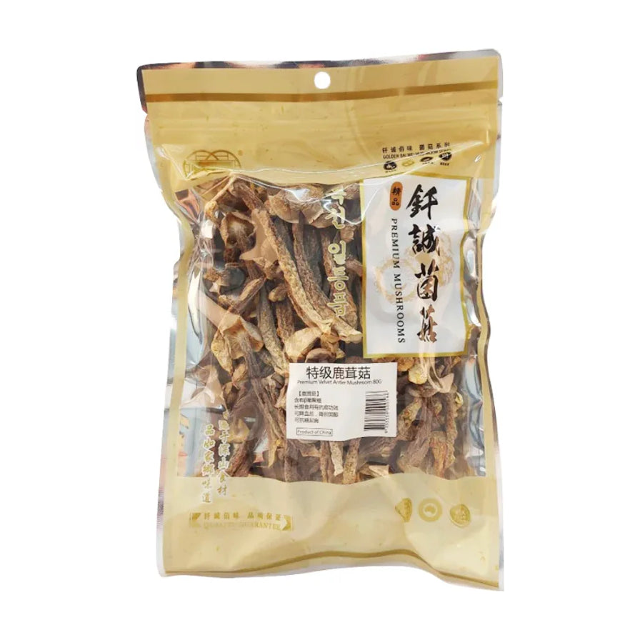白色圆盘中整齐摆放的干鹿茸菇，背景为钎诚特级鹿茸菇80g透明包装袋，展示干货细节。