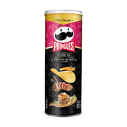 品客Pringles主厨定制系列鹅肝牛排味薯片，粉色与黑色拼接罐装，包装印有牛排和鹅肝图案。
