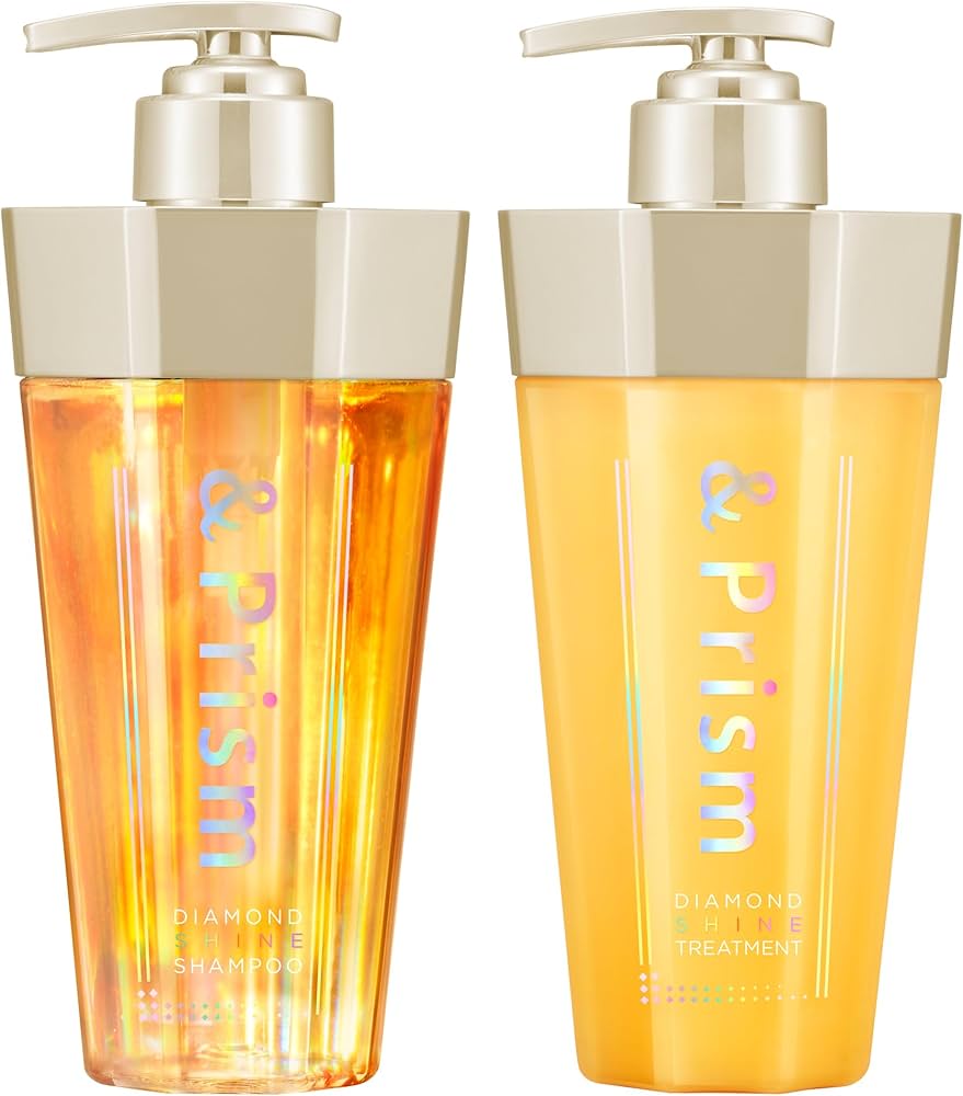 &Prism 钻石光泽洗护套装，包含一瓶透明橙色洗发水和一瓶黄色护发素，瓶身带有全息镭射 Logo。