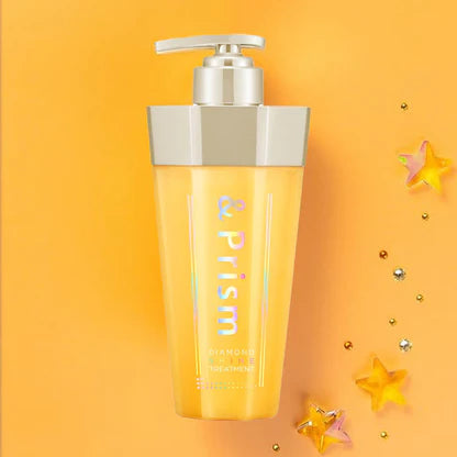&Prism 钻石光泽护发素俯拍图，黄色瓶身置于橙色背景上，周围散落星星装饰物。