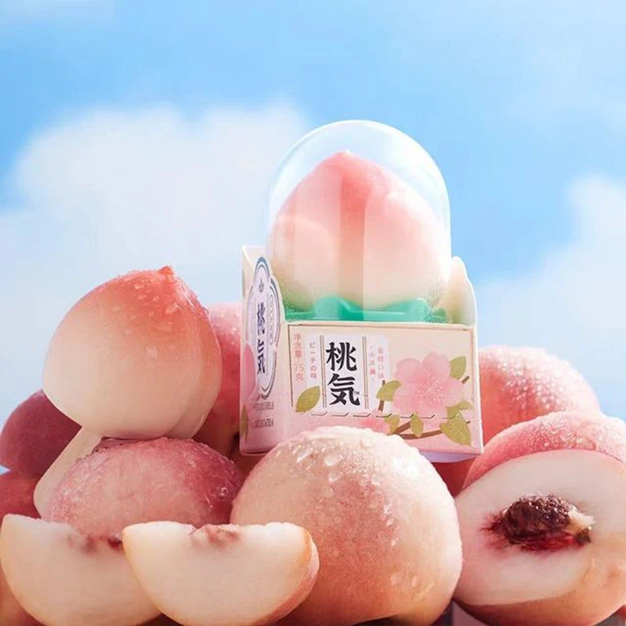 福满多桃气3D仿真桃子冰淇淋，粉嫩桃子造型雪糕，周围摆放着新鲜桃子切片作为装饰。