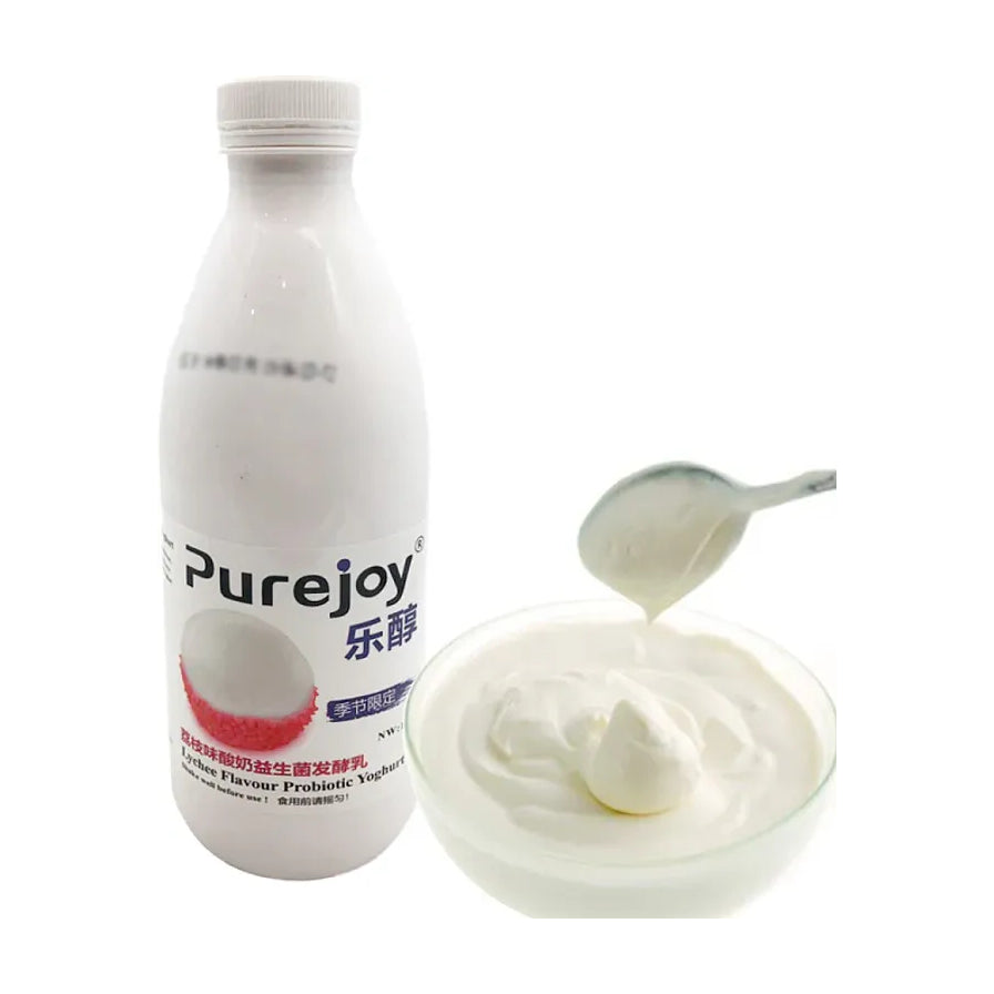 乐醇 Purejoy 荔枝味益生菌发酵乳 1kg 瓶装，旁边配有一碗质地醇厚的白色酸奶和一勺酸奶。