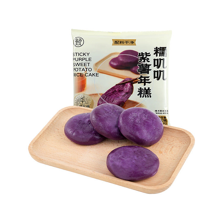 空气炸锅篮中摆放的紫薯年糕，表面金黄酥脆，展示烹饪后效果