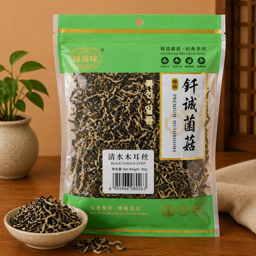 钎诚清水木耳丝80g包装展示，背景配有绿植和一小碟泡发后的木耳丝，突出产品免泡发、开袋即烹的特点。