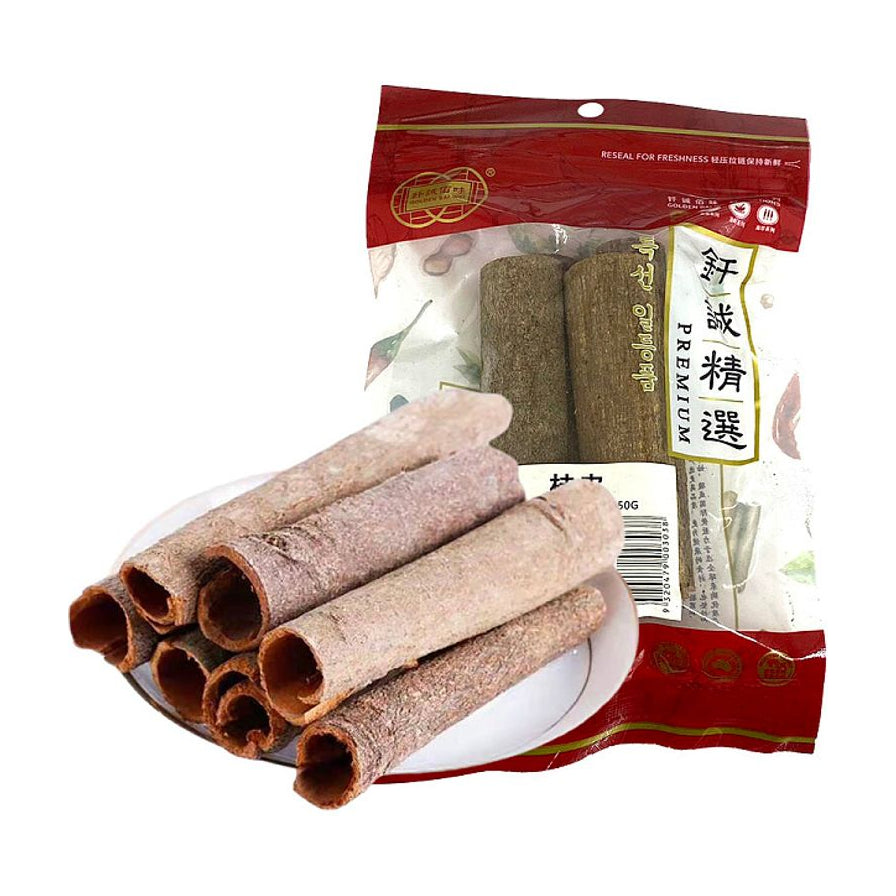 钎诚精选桂皮50克包装袋，前景展示一小碟干燥的桂皮卷，背景为红白相间的密封包装袋。