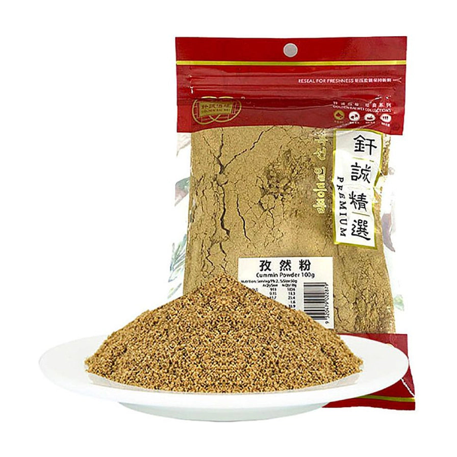 钎诚孜然粉展示图，前景为堆放在白盘中的细腻孜然粉末，背景为100g袋装产品。