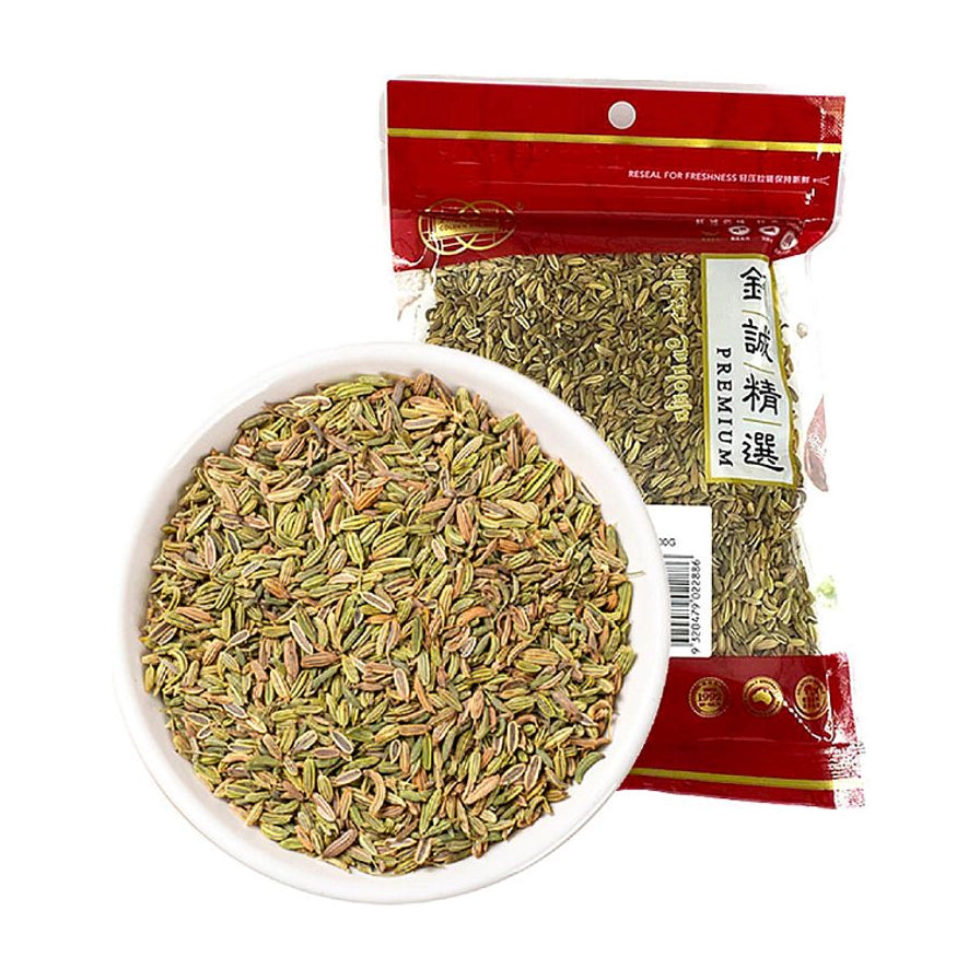 一碗盛满的干燥小茴香颗粒，背景为钎诚精选小茴香的商品包装袋，展示调味香料的质地和色泽。
