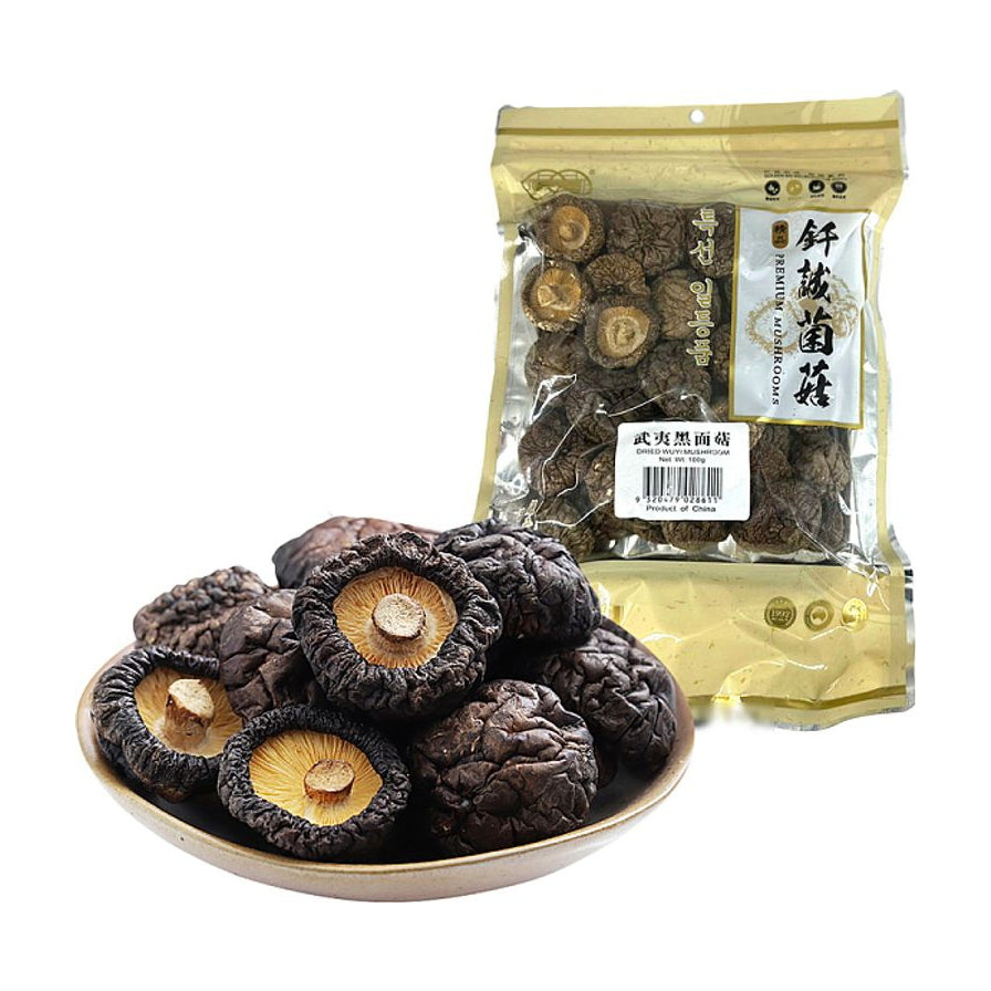 钎诚武夷黑面菇100g包装袋及一盘泡发前的干香菇展示