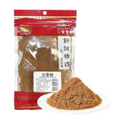 钎诚五香粉100g袋装，包装袋为红白配色，袋前堆放着一碟细腻的棕褐色五香粉末。