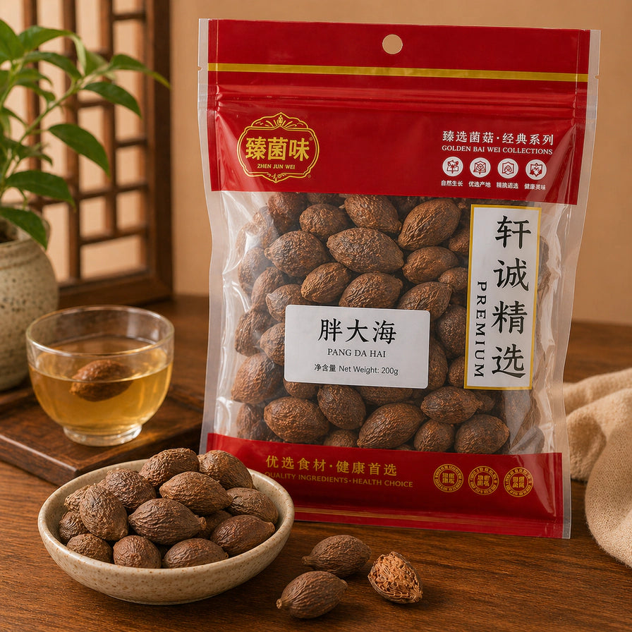 钎诚精选胖大海包装袋实拍，旁边配有一碗干胖大海和一杯冲泡好的茶汤，展示生活化饮用场景。