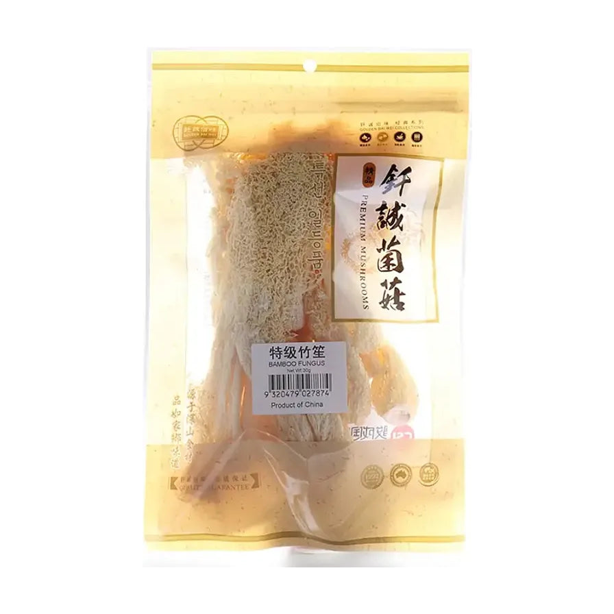 钎诚特级竹笙25g包装，背景为木质桌面，配有泡发后的竹笙和一碗炖汤，展示生活化烹饪场景。