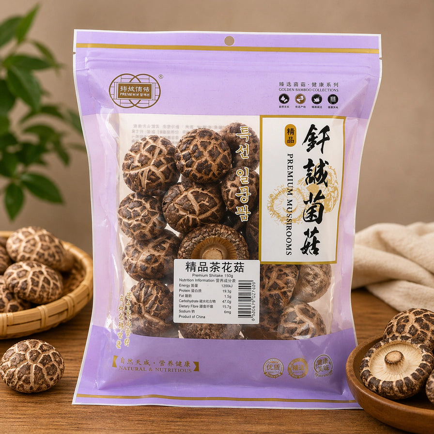 钎诚精品茶花菇100g包装展示，背景配有散装干香菇和木质托盘，展示产品自然干制的质感。