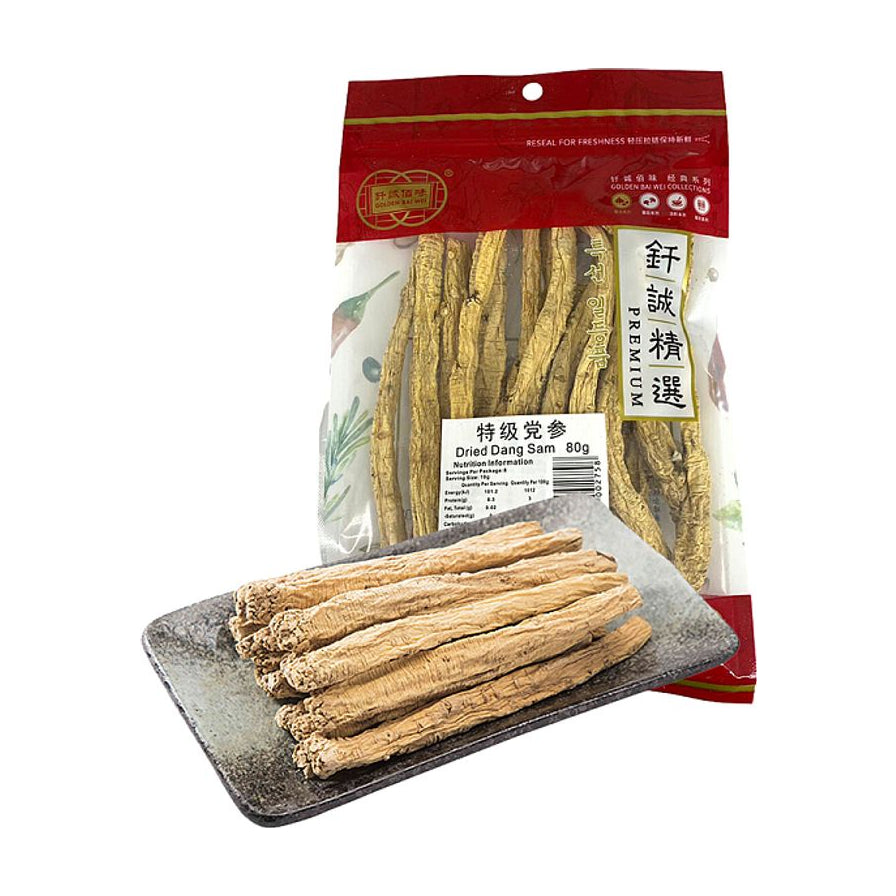 钎诚特级党参80g包装袋，背景为木质桌面和绿植，前景小碟中盛放着干燥的党参根条。