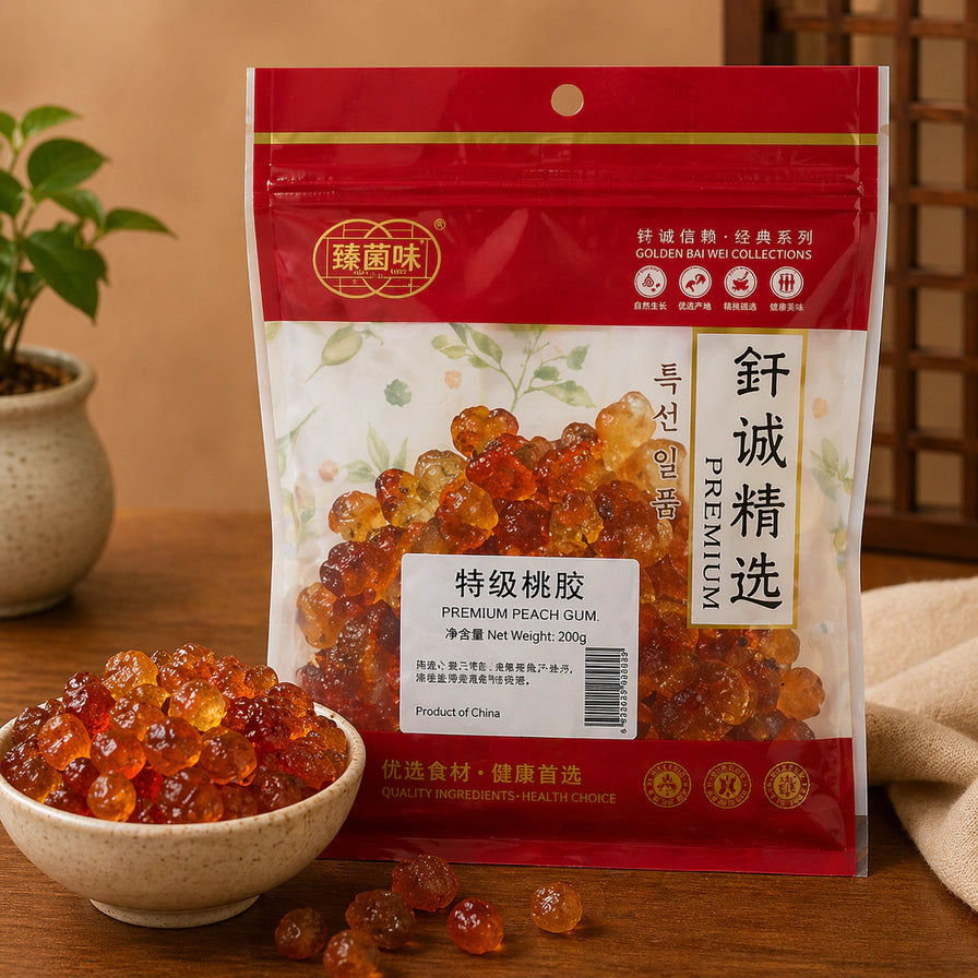 木质背景下的一袋钎诚特级桃胶，旁边摆放着一小碗饱满的桃胶颗粒