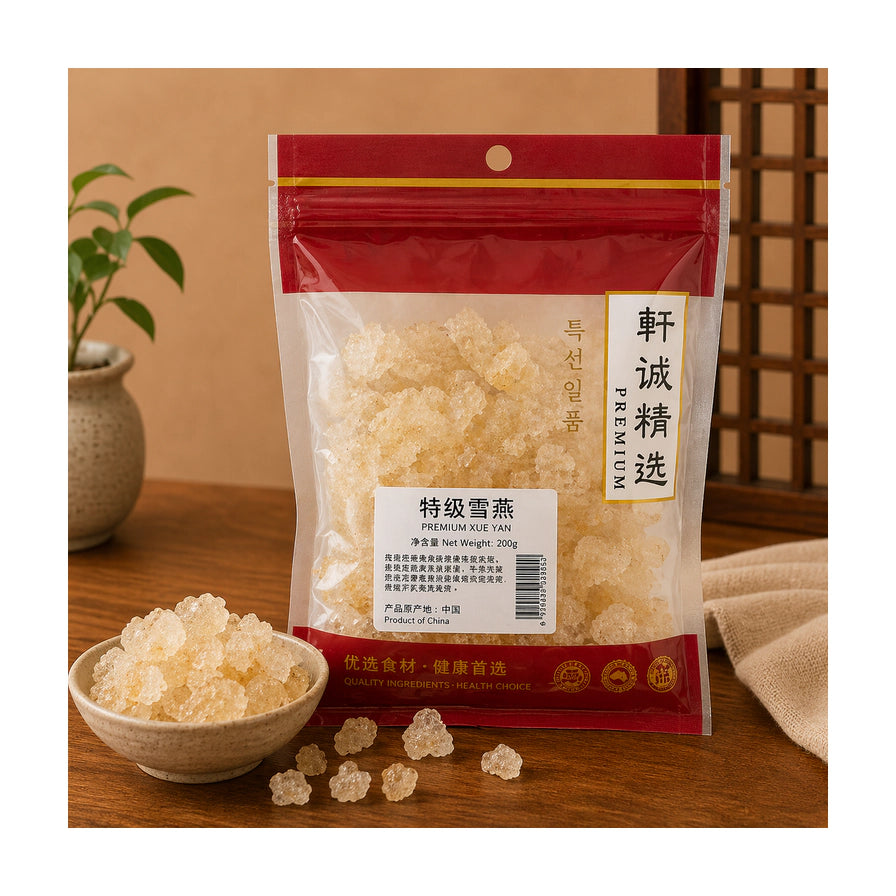 钎诚精选特级雪燕，红色透明包装袋，展示内部晶莹剔透的雪燕干货，前方小碗盛放着泡发前的雪燕颗粒，背景为木质桌面和绿植。