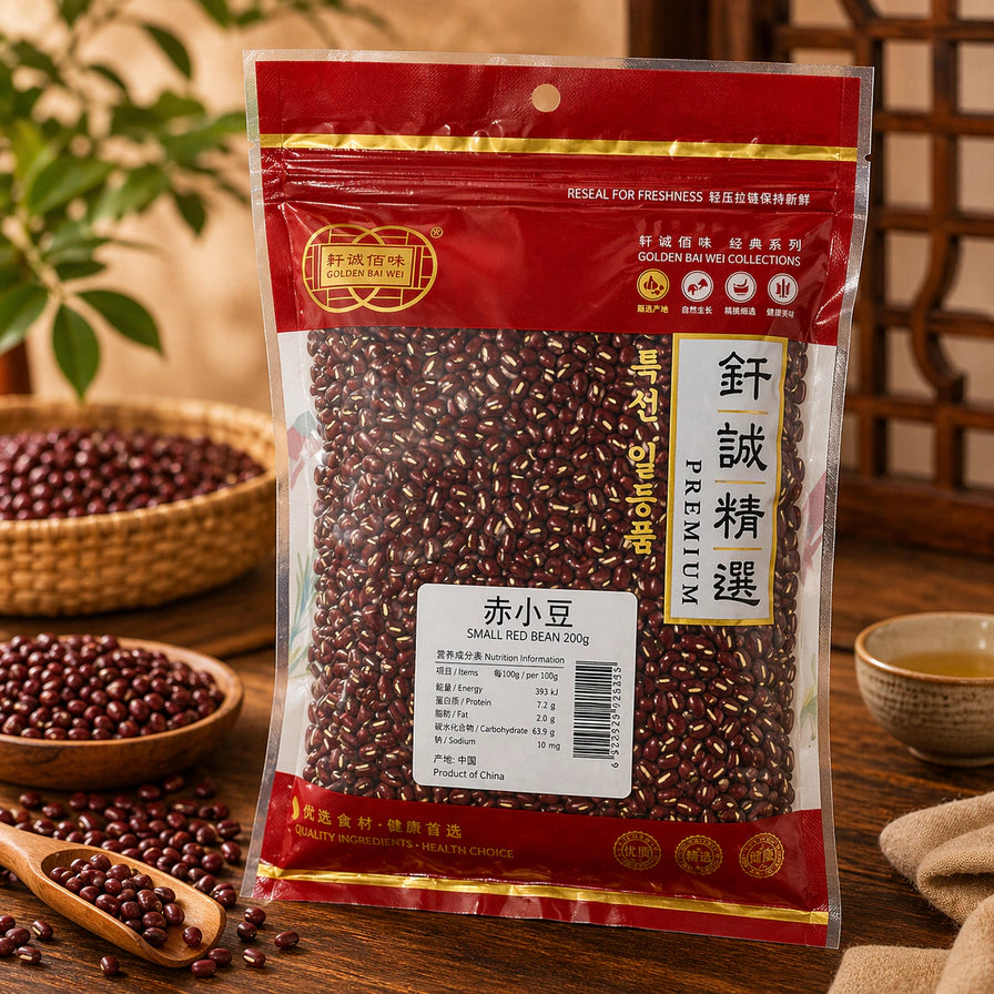 钎诚精选赤小豆在木质背景下的生活化场景图，旁边配有装满红豆的木勺和茶杯。