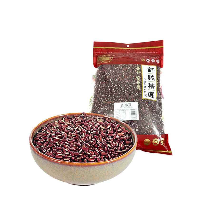 一碗装满的赤小豆与背景中的钎诚赤小豆包装袋，展示豆子颗粒饱满、色泽深红。