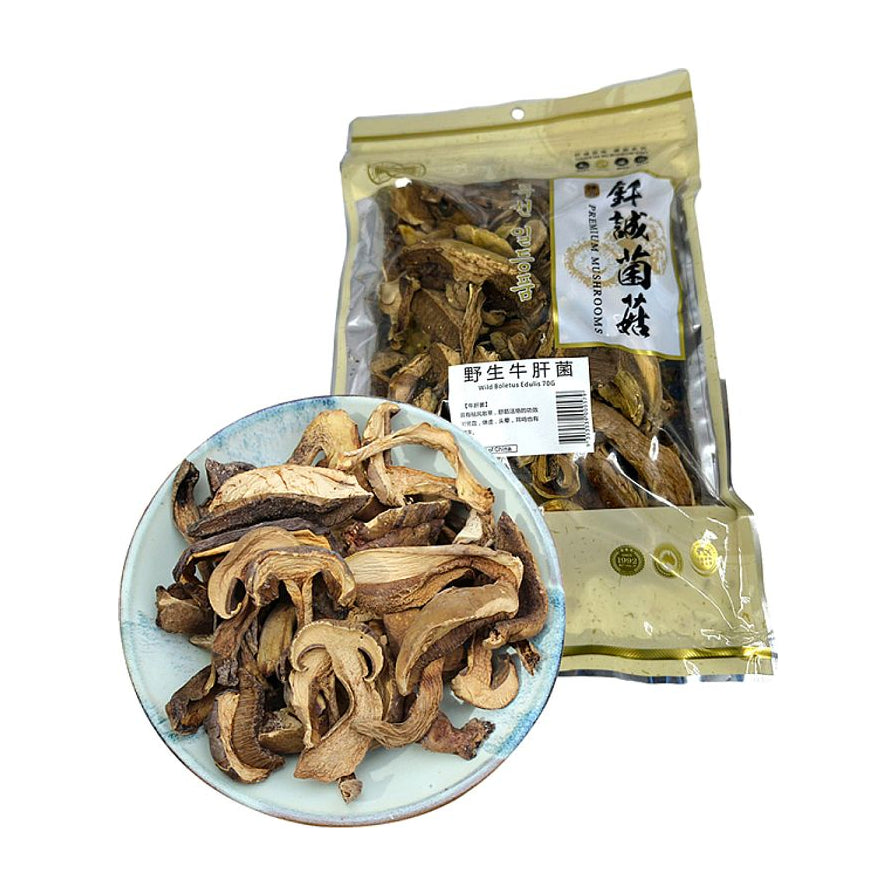 钎诚野生牛肝菌70克包装袋，前方摆放一盘泡发前的干燥牛肝菌切片，展示菌肉纹理和自然色泽。