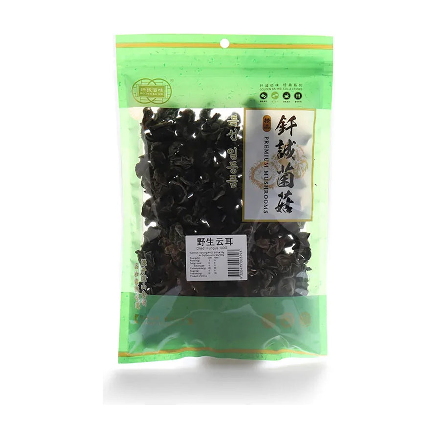 钎诚野生云耳包装正面图，绿色透明包装袋内装满干燥的黑木耳，包装上印有“野生云耳”和“钎诚精选”字样，背景为温馨的木质桌面。