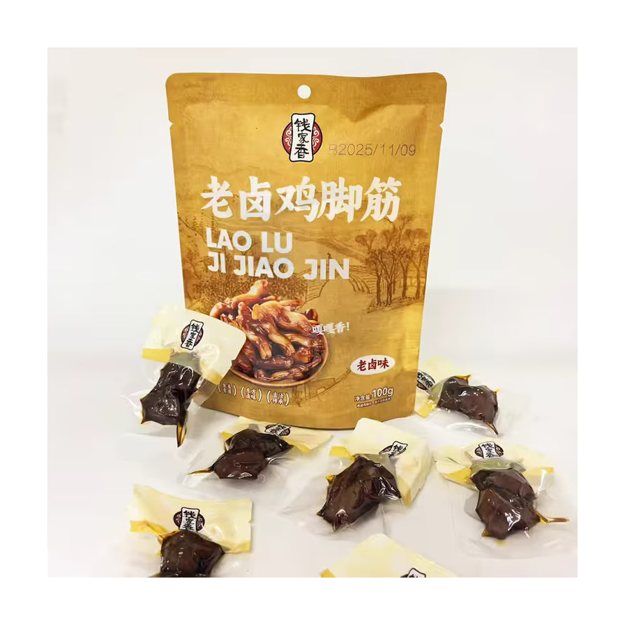 钱家香老卤鸡脚筋老卤味大袋包装及散落在前方的多个独立小包装展示。