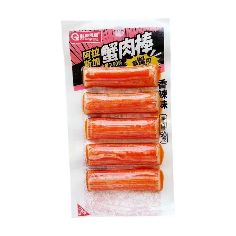 起亮阿拉斯加蟹肉棒50g香辣味包装图，透明包装内含五根色泽红润的即食蟹肉棒。