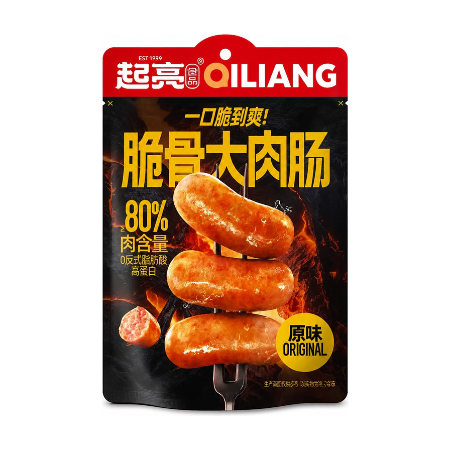 起亮脆骨大肉肠原味包装图，展示了三根串在叉子上的烤香肠，背景为炭火，包装上标有80%肉含量、0反式脂肪酸和高蛋白等卖点。