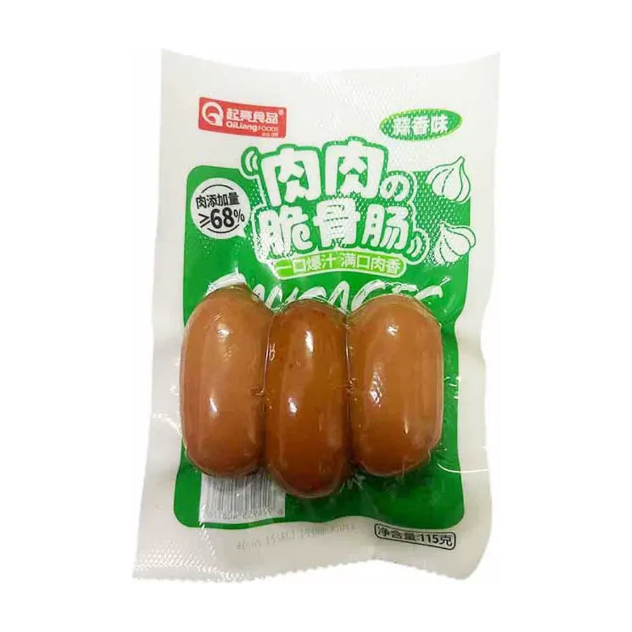 起亮肉肉脆骨肠蒜香味包装正面图，绿色背景设计，内含三根香肠，可见品牌 Logo、大蒜图案及净含量信息。