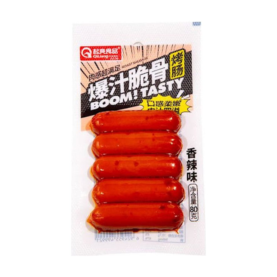 起亮爆汁脆骨烤肠香辣味80g包装图，展示五根色泽红润的烤肠，包装袋上印有爆汁脆骨烤肠、BOOM! TASTY及香辣味字样。