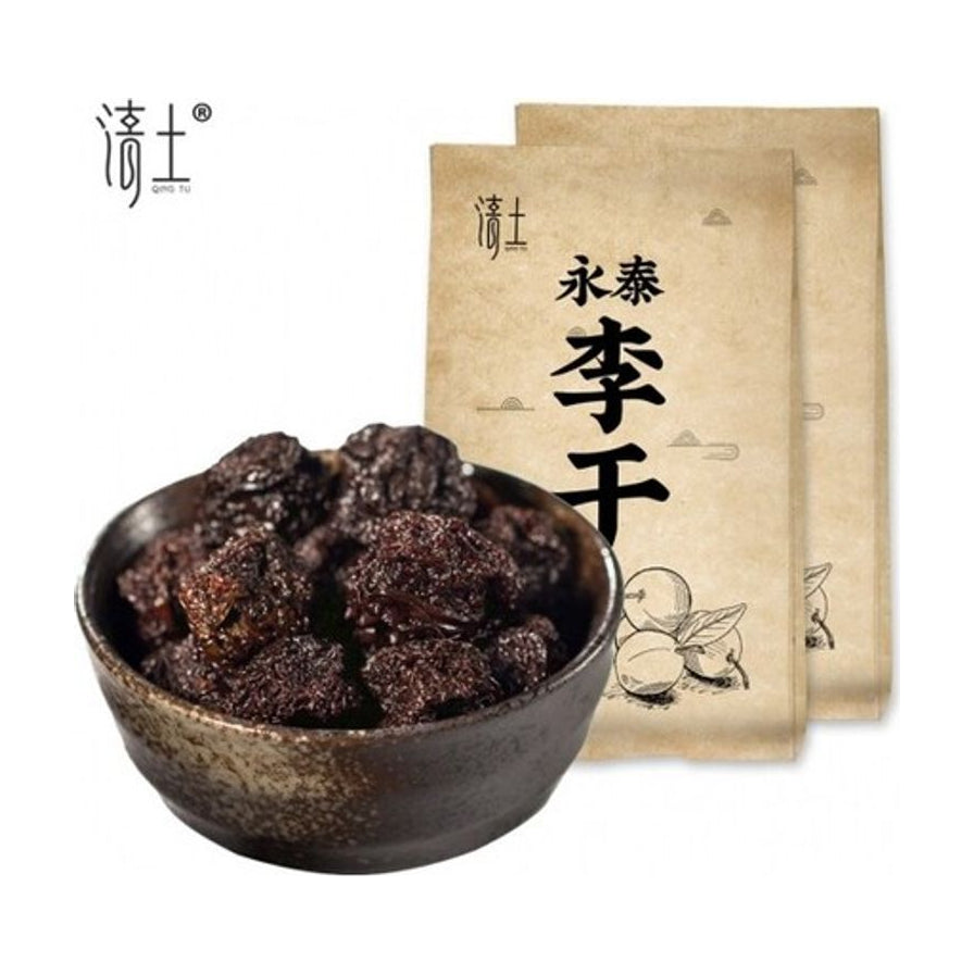 两袋清士永泰李干包装背景前，摆放着一碗盛满深褐色李干的陶瓷碗，左上角有品牌 Logo。