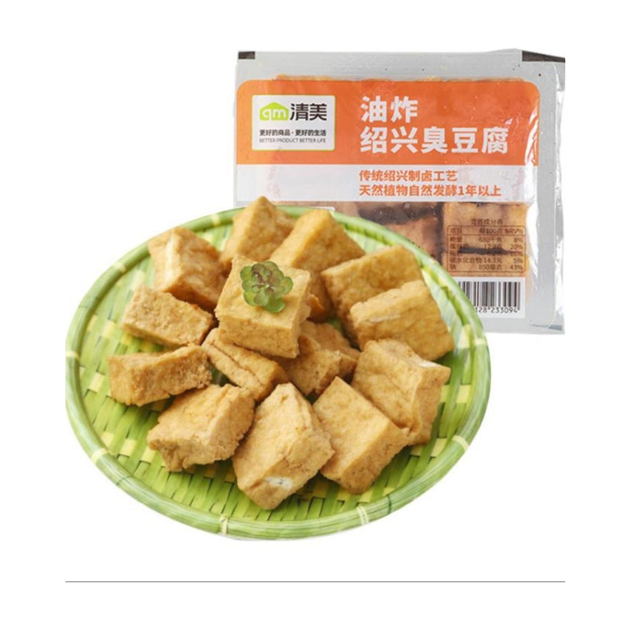 清美油炸绍兴臭豆腐包装及盛放在绿色竹编盘中的金黄酥脆臭豆腐块