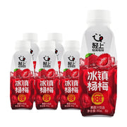 五瓶轻上冰镇杨梅果汁饮品排列展示，白色瓶盖，瓶身印有杨梅图案和18颗杨梅标识，净含量360ml。